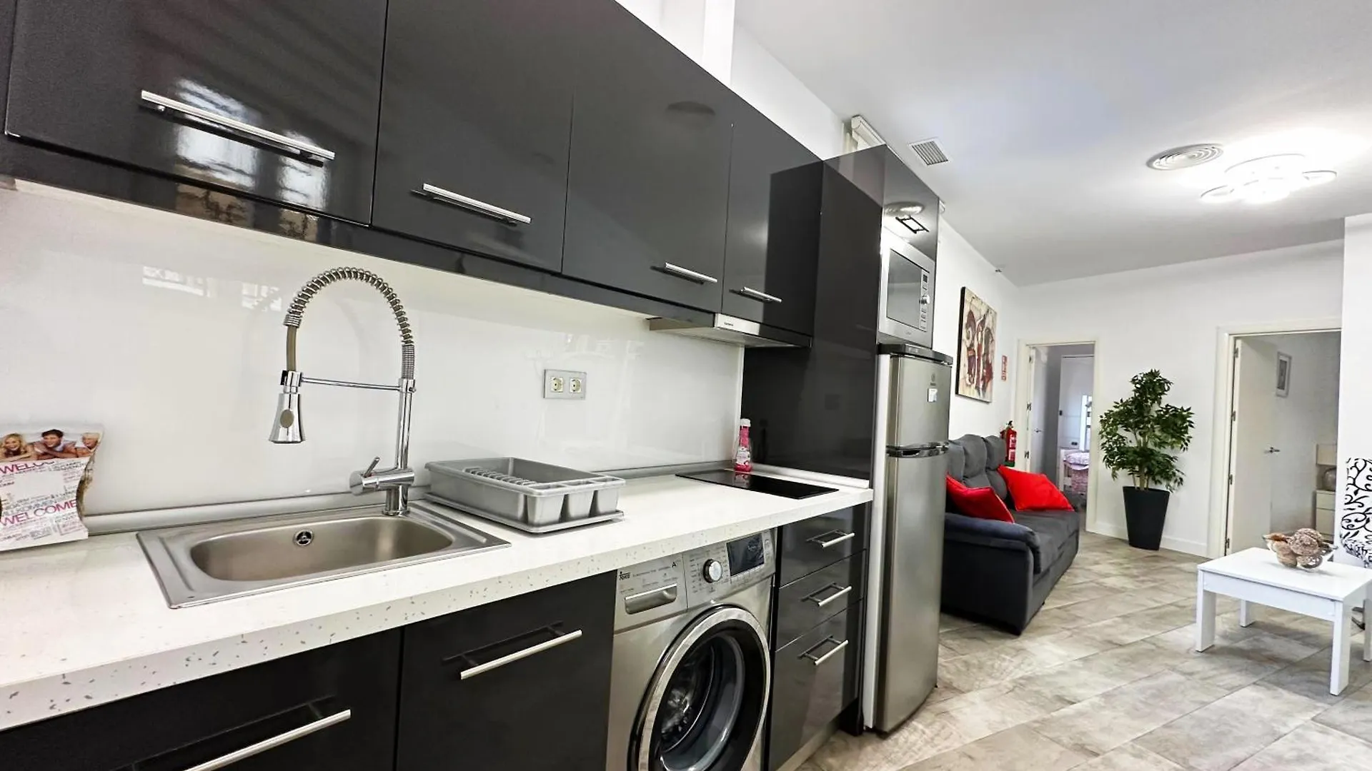 A8 - Apartamento En La Carihuela, 2 Dormitorios, Wifi, A 100 Metros De La Playa Torremolinos